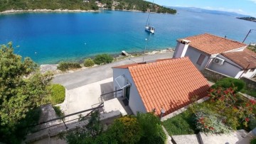 Vila na prodej v první řadě u moře na ostrově Šolta