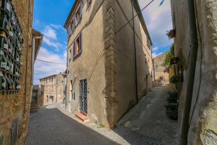 Tradiční dům uprostřed toskánského městečka na prodej, Bibbona