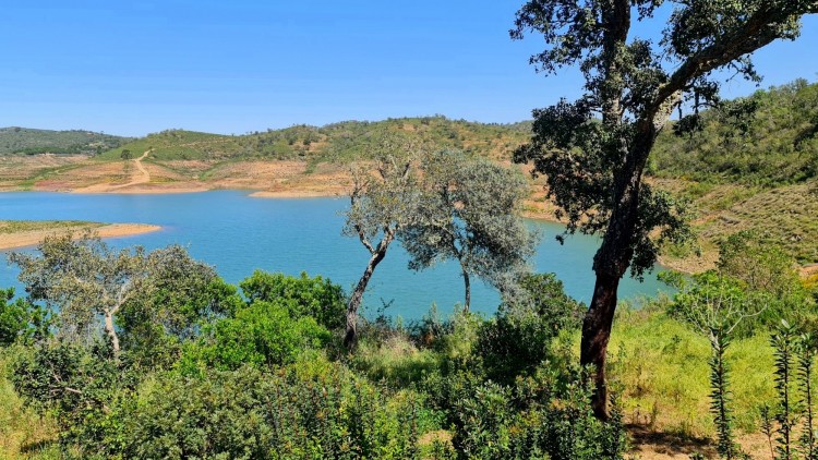 Malá farma s koupáním u přehrady na prodej, Barragem de Sta. Clara, Alentejo