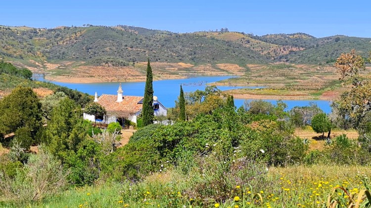 Malá farma s koupáním u přehrady na prodej, Barragem de Sta. Clara, Alentejo